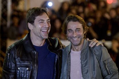 Los actores Javier Bardem y Jordi Mollà frente al Hotel Maria Cristina, durante la 64 edición del Festival de Cine de San Sebastián.