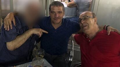 El periodista Gustavo González y el policía Ángel Jesús Fernández Hita, en una imagen del sumario policial.