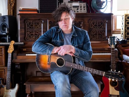 Ryan Adams posa con una guitarra en su estudio casero en un vídeo de su cuenta de Instagram.