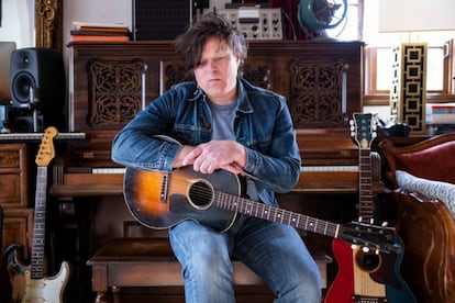 Ryan Adams posa con una guitarra en su estudio casero en un vídeo de su cuenta de Instagram.