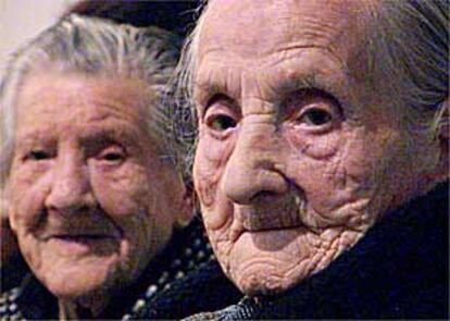 María de la O Soria (a la izquierda), de 103 años, y María de la Torre, de 101, homenajeadas ayer en Úbeda.