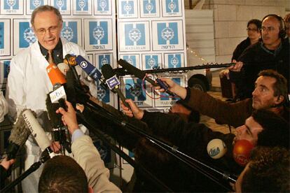 Felix Umansky, el neurocirujano jefe que atendi a Ariel Sharon (foto inferior) tras sufrir un ictus el 4 de enero, en el hospital Hadassah de Jerusaln.