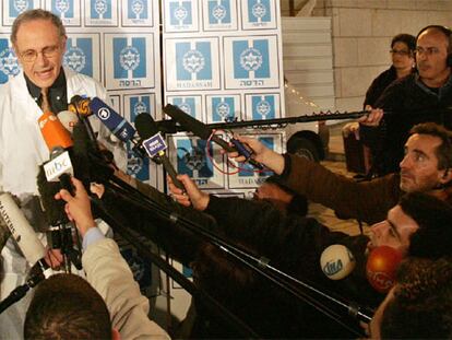 Felix Umansky, el neurocirujano jefe que atendió a Ariel Sharon (foto inferior) tras sufrir un ictus el 4 de enero, en el hospital Hadassah de Jerusalén.