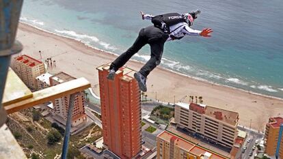 El equipos Wild Wolf Sky salta desde el rascacielos Intempo de Benidorm