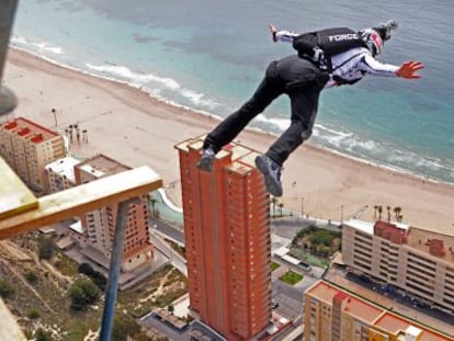 El equipos Wild Wolf Sky salta desde el rascacielos Intempo de Benidorm