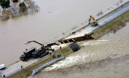 Vista aérea de soldados del Bundeswehr (Ejército alemán) construyendo un puente móvil en una carretera inundado en Gohlis (Alemania).