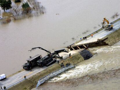 Vista aérea de soldados del Bundeswehr (Ejército alemán) construyendo un puente móvil en una carretera inundado en Gohlis (Alemania).