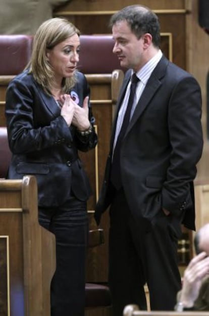 Carme Chac&oacute;n talks with the Catalan Republican Left&acute;s congressional spokesman, Alfred Bosch.