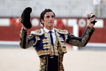 El torero francés Thomas Dufau pasea la oreja que cortó en Las Ventas.