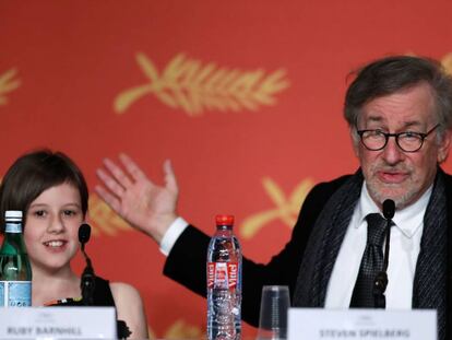 Spielberg y la actriz Ruby Barnhill, en la ruedad de prensa de &#039;Mi amigo el gigante&#039;, en Cannes.