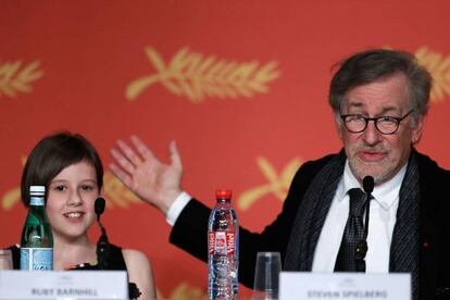 Spielberg y la actriz Ruby Barnhill, en la ruedad de prensa de 'Mi amigo el gigante', en Cannes.