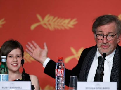 Spielberg y la actriz Ruby Barnhill, en la ruedad de prensa de &#039;Mi amigo el gigante&#039;, en Cannes.