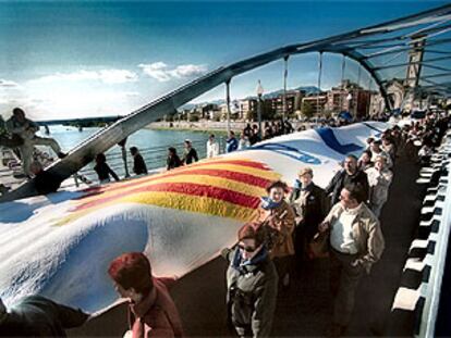 Manifestación antitrasvase, a su paso por el puente que cruza el Ebro en Tortosa