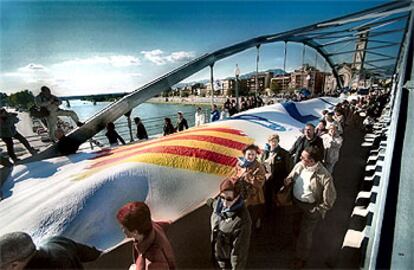 Manifestación antitrasvase, a su paso por el puente que cruza el Ebro en Tortosa