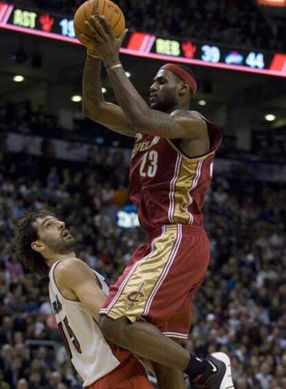 Garbajosa mira a Lebron James en un lance del partido.