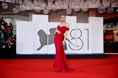 La modelo y actriz Eva Riccobono en la alfombra roja del festival.