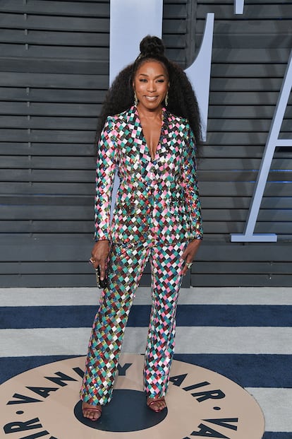 La actriz Angela Bassett ('Black Panther') sorprendió luciendo moda española. Su traje de dos piezas de lentejuelas lo firma Teresa Helbig.