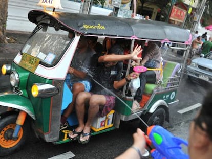 Turistas y locales celebrando el Año Nuevo tailandés cerca de Khaosan Road, en Bangkok.