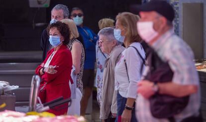 Clientes en el mercado de la Parte Vieja de San Sebastián (Gipuzkoa). Llevar mascarillas es ya obligatorio en espacios públicos, ya sea al aire libre o cerrados, siempre y cuando no se pueda mantener una distancia de dos metros, según la orden del Ministerio de Sanidad que ha entrado en vigor este jueves, si se incumple puede derivar en sanción.