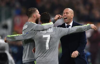 Ronaldo celebra su gol con Zidane y Ramos. 