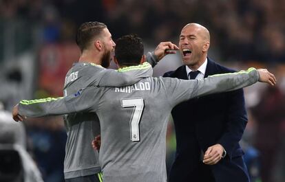 Ronaldo celebra su gol con Zidane y Ramos.