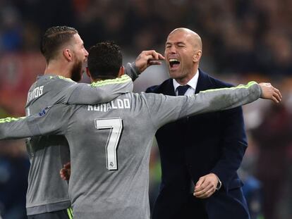 Ronaldo celebra su gol con Zidane y Ramos. 