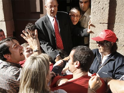 Bronca inauguración del curso universitario a la puerta de Fonseca