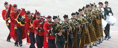 Miembros de la banda de música de las Fuerzas Armadas indias participan en la ceremonia militar de la Retirada de Tropas en Nueva Delhi.