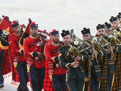 Miembros de la banda de música de las Fuerzas Armadas indias participan en la ceremonia militar de la Retirada de Tropas en Nueva Delhi.