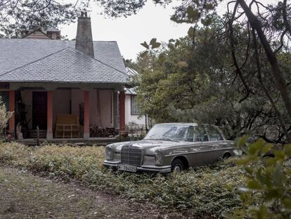 Una casa de Camorritos, con un Mercedes antiguo en el jardín. 