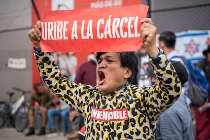 El presidente Petro ha pedido a los simpatizantes respetar el fallo. "Simpatizantes o no del expresidente Uribe, deben respetar esa justicia. Lo demás es la bestialidad. Y Colombia debe ser sabia".