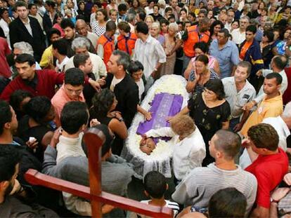 El féretro con los restos del sacerdote Paulo Henrique Keler Machado, durante su entierro celebrado ayer en Nova Iguazú.