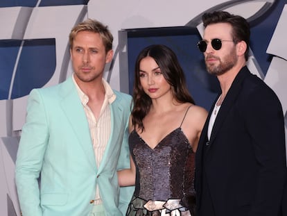 El trío protagonista de la nueva película de Netflix: Ryan Gosling, Ana de Armas y Chris Evans.