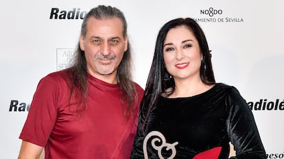 Dionisio Martín y  María de los Ángeles Muñoz, Camela, en octubre de 2019 en Sevilla, en los premios Radiolé.