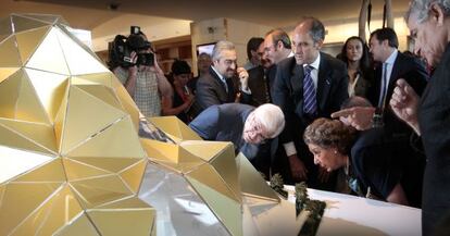 El expresidente Francisco Camps, entre otros, mira la maqueta del Palacio de Congresos de Alicante, en una imagen de archivo. 