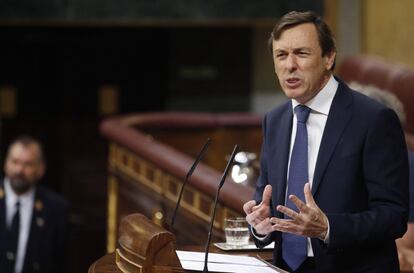 Rafael Hernando, portavoz del Grupo Popular, durante su intervención en el debate de la moción de censura presentada por el PSOE, "van a entrar en La Moncloa por la puerta de atrás". 