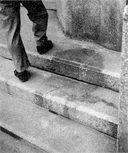 Fotografía tomada por Yoshito Matsushige en Hiroshima que muestra una sombra humana que quedó grabada en la piedra por los efectos de la bomba atómica.