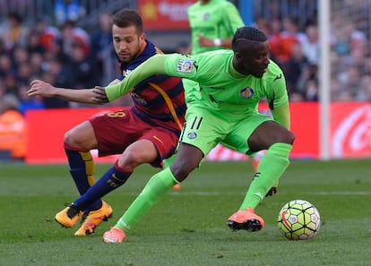 El jugadorr del Getafe, Karim Abdoul Yoda, defiende la pelota ante Jordi Alba.