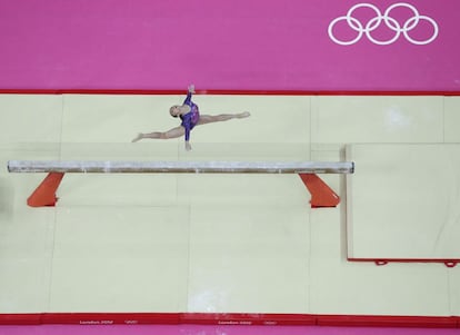 La gimnasta china Deng Linlin en la barra de equilibrio.