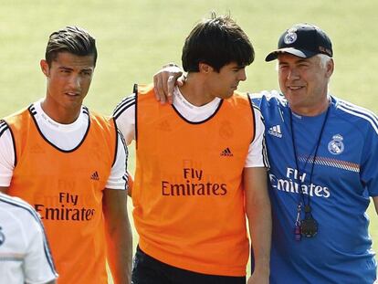 El entrenador del Real Madrid, el italiano Carlo Ancelotti (d), junto los jugadores Ricardo Izecson "Kaká" (c) y Cristiano Ronaldo (i),