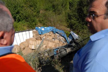 Un camión se precipitó ayer al río Barcés, en Carral, después de chocar contra una furgoneta. El vehículo cayó "siete u ocho metros" y el conductor permaneció dos horas atrapado