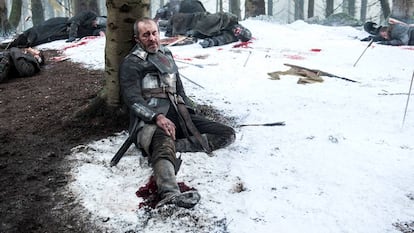 Debajo de la pierna derecha de Stannis sobresale el cable y el cargador de un ordenador portátil.