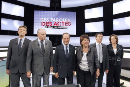François Hollande y Martine Aubry, en el centro, junto al resto de candidatos socialistas.