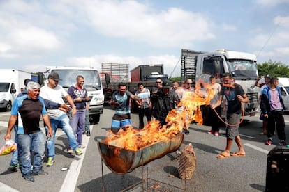 Caminhoneiros fazem churrasco em rodovia de São Paulo durante protesto contra o preço do diesel.