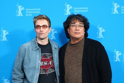 Robert Pattinson y Bong Joon-ho, en la rueda de prensa del sábado al mediodía en Berlín de su película 'Mickey 17'.