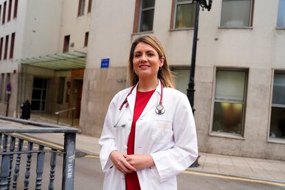 La neuróloga Nuria Riesco, que también sufre migraña, en las puertas del Centro de Salud de la Lila (Oviedo). 