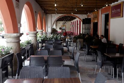 Los dueños de negocios explican que la gente no está saliendo de sus casas y por lo tanto no consume. En la imagen, la terraza de un restaurante prácticamente vacío, en Atlixco.