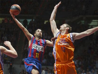 Navarro lanza a canasta ante Lishchuk.