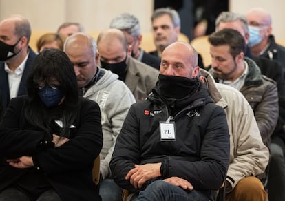 Artemio López Tardón (derecha), junto al resto de acusados, comparece ante el tribunal de la Audiencia Nacional, este lunes en San Fernando de Henares (Madrid). 
