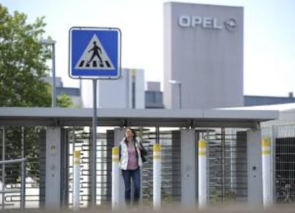 Una mujer sale de la planta de Opel en Bochum, Alemania. EFE/Archivo